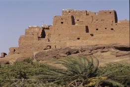 Image du Maroc Professionnelle de  A quelques kilomètres de la ville de Ouarzazate, se trouve l’ancienne Kasbah du Glaoui (ancienne demeure du Pacha Glaouï) au bord de l'Oued, , ce lieu sert uniquement au tourisme, personne n’y habite, la légende raconte que c'est un sanctuaire où plusieurs esprits maléfiques y résident (un temple jaïn), le Samedi 23 Août 1997. (Photo / Abdeljalil Bounhar)